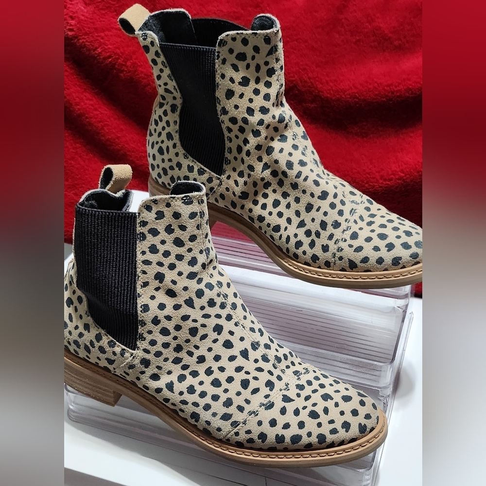 *Price drop*Cheetah Tom's boots 8.5 w